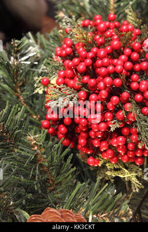 https://l450v.alamy.com/450v/kk3ckt/christmas-table-decorations-with-holly-pine-cones-mistletoe-cedar-kk3ckt.jpg