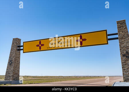 Welcome to New Mexico Sign along the state border on Interstate 40 Stock Photo