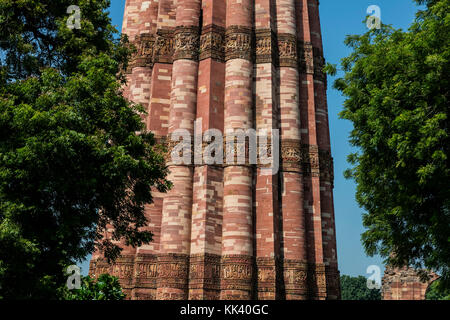 The QUTB MINAR tower is part of a UNESCO site and was constructed in the 12th century - QUTB COPLEX, NEW DELHI, INDIA Stock Photo