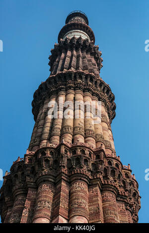 The QUTB MINAR tower is part of a UNESCO site and was constructed in the 12th century - QUTB COPLEX, NEW DELHI, INDIA Stock Photo