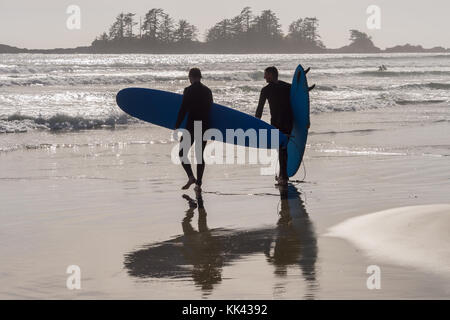 Surfers on Chesterman beach near Tofino, BC, Canada (September 2017) Stock Photo