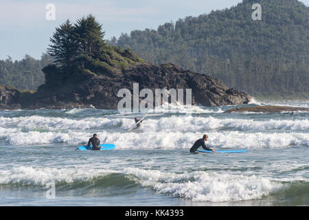 Surfers on Chesterman beach near Tofino, BC, Canada (September 2017) Stock Photo