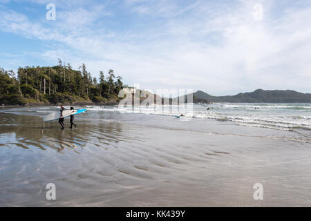 Surfers on Chesterman beach near Tofino, BC, Canada (September 2017) Stock Photo