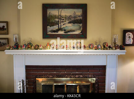 Ceramic turkeys on a mantle during Thanksgiving Stock Photo