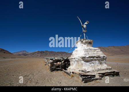 Stupa on the way from Tanglang La pass in the dry landscape where nomads live, Ladakh, Jammu and Kashmir, India. Stock Photo