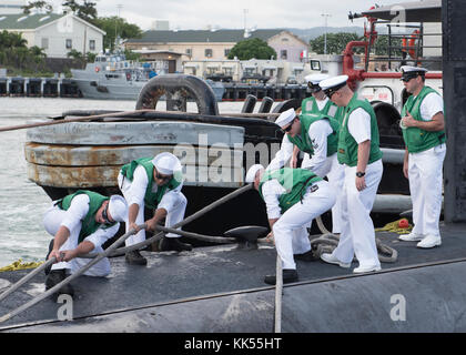 PEARL HARBOR (Nov. 9, 2017) Sailors prepare the Los Angeles-class attack submarine USS Olympia (SSN 717) for return from a six-month deployment, Nov. 9. USS Olympia is the second ship of the Navy to be named after Olympia, Washington. Commissioned on Nov. 17, 1984, Olympia is the 29th ship of the Los Angeles-class fast-attack submarines. (U.S. Navy Photo by Mass Communication Specialist 2nd Class Shaun Griffin/Released) Stock Photo