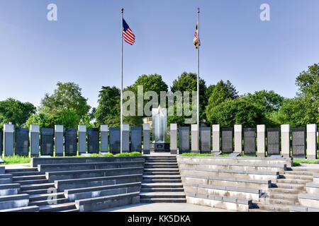 Maryland World War II Memorial. The memorial is an open, four-sided amphitheater, surrounded by 48, nine-foot tall columns representing the then-48 st Stock Photo