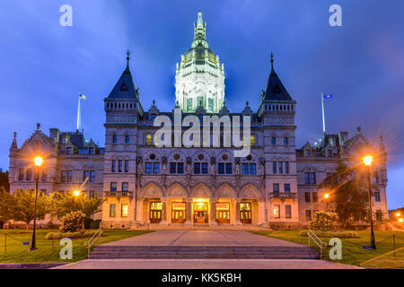 Connecticut State Capitol in Hartford on a summer evening. The building houses the State Senate, the House of Representatives and the office of the Go Stock Photo