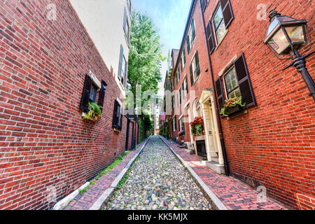 Acorn Street in Boston, Massachusetts. It is a narrow lane paved with cobblestones that was home to coachmen employed by families in Mt. Vernon and Ch Stock Photo