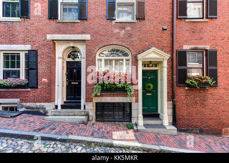 Acorn Street in Boston, Massachusetts. It is a narrow lane paved with cobblestones that was home to coachmen employed by families in Mt. Vernon and Ch Stock Photo