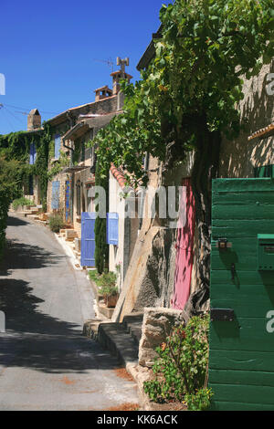 Rue du Vieux Quartier, Cucuron, Vaucluse, France: a pretty lane in the village Stock Photo