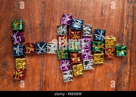 large number of small gifts on a wooden table, arrow pattern Stock Photo