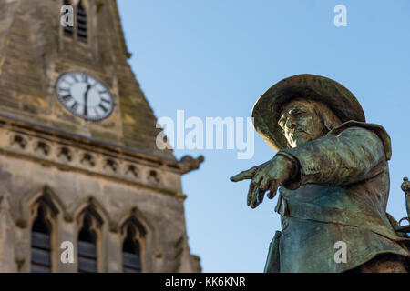 England, Cambridgeshire, St Ives, Market Hill, Statue of Oliver Cromwell with Free United Reformed Church Stock Photo
