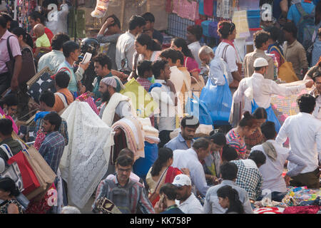 Crowds of shoppers at MJ market in Mumbai Stock Photo