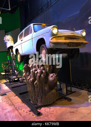 Harry potter car hi-res stock photography and images - Alamy