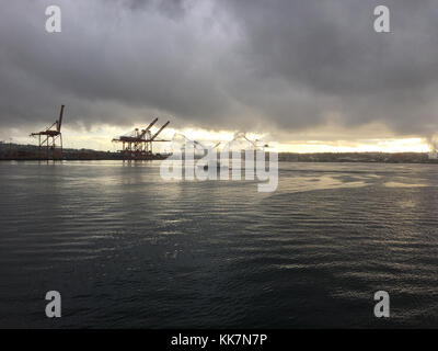 The Seattle Fireboat greeted our floating pep rally in West Seattle and followed alongside us to Colman Dock. Seattle Fireboat 38570234681 o Stock Photo