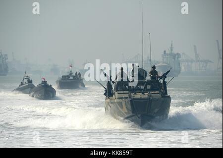 US Navy Sailors assigned to Coastal Riverine Squadron CRS 3 and Indonesian Kopaska naval special forces members practice patrol formations during Cooperation Afloat Readiness and Training CARAT, Surabaya, Indonesia. Image courtesy Mass Communication Specialist 1st Class Joshua Scott/US Navy, Indonesia, 2015. Stock Photo