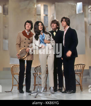 BOBBIE GENTRY American Country musician with three of The Hollies in 1969 Stock Photo