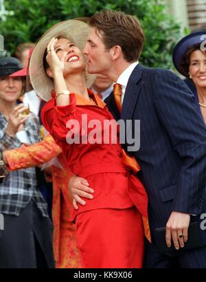 The Dutch Prince Maurits kisses his wife Marilene van den Broek, which he married in a civil ceremony at Het Loo Palace in Apeldoorn, pictured on 29th May 1998. | usage worldwide Stock Photo