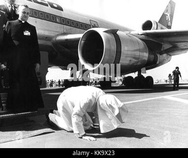 Pope John Paul II kneels down and kisses the ground after his arrival at Mexico Town Airport. pictured on 26th January 1979. | usage worldwide Stock Photo
