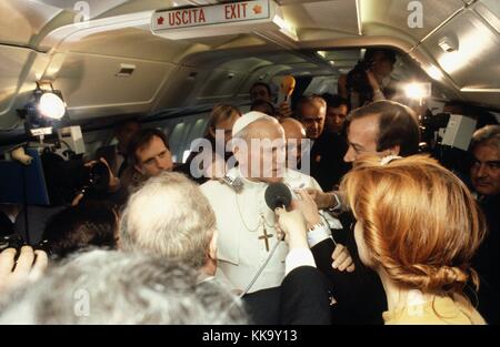 Pope John Paul II gives a press conference during a flight to Turkey on 28.11.1979. Pope John Paul II on his vissit to Turkey, during his 4th Pastoral Visit from the 28th. till the 30th. of November, 1979. | usage worldwide Stock Photo