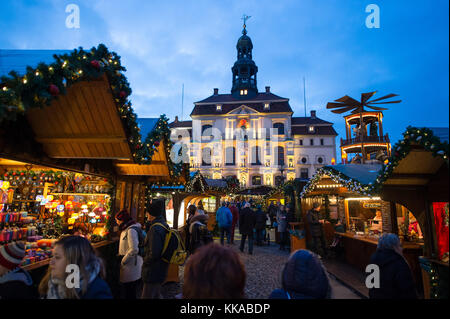 Lueneburg, Germany. 29th Nov, 2017. People across the Christmas market at the city hall in Lueneburg, Germany, 29 November 2017. The Christmas market is open until 22 December. Credit: Philipp Schulze/dpa/Alamy Live News Stock Photo