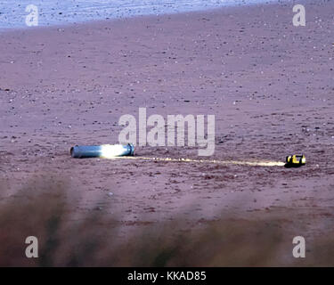 Newquay, Cornwall, UK. 29th November, 2017. Royal Navy Bomb disposal in action. Fistral Beach in Cornwall is Closed for 4 hours. An undischarged Naval missile propellant cartridge washes up on the beach 29th, November, 2017  Robert Taylor/Alamy live news Newquay, Cornwall, UK. Credit: Robert Taylor/Alamy Live News Stock Photo