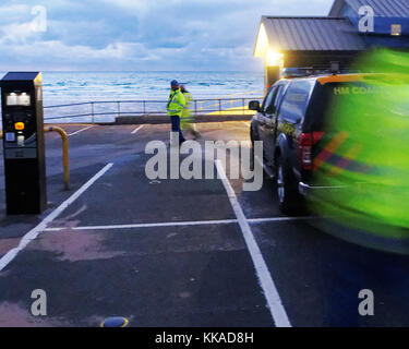 Newquay, Cornwall, UK. 29th November, 2017. Royal Navy Bomb disposal in action. Fistral Beach in Cornwall is Closed for 4 hours. An undischarged Naval missile propellant cartridge washes up on the beach 29th, November, 2017  Robert Taylor/Alamy live news Newquay, Cornwall, UK. Credit: Robert Taylor/Alamy Live News Stock Photo