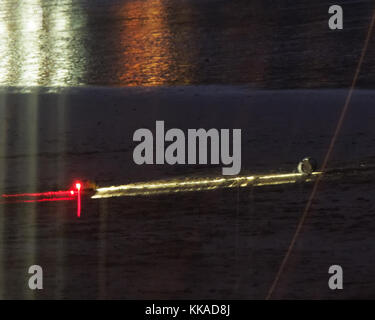 Newquay, Cornwall, UK. 29th November, 2017. Royal Navy Bomb disposal in action. Fistral Beach in Cornwall is Closed for 4 hours. An undischarged Naval missile propellant cartridge washes up on the beach 29th, November, 2017  Robert Taylor/Alamy live news Newquay, Cornwall, UK. Credit: Robert Taylor/Alamy Live News Stock Photo