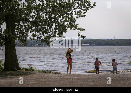 Nauvoo, Iowa, USA. 3rd Aug, 2017. Tourists walk up to the shore of the Mississippi River at the Pioneer Memorial point in Nauvoo, Illinois, on Thursday, August 3, 2017. Credit: Andy Abeyta, Quad-City Times/Quad-City Times/ZUMA Wire/Alamy Live News Stock Photo