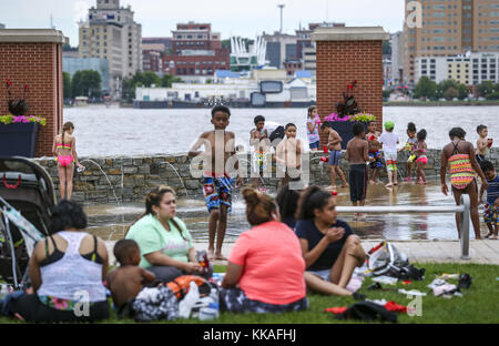 Rock Island, Iowa, USA. 2nd July, 2017. Families gather to let kids play in the fountain at Schwiebert Park in Rock Island, Illinois, on Sunday, July 2, 2017. Credit: Andy Abeyta, Quad-City Times/Quad-City Times/ZUMA Wire/Alamy Live News Stock Photo