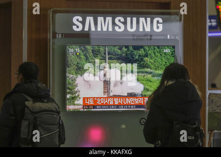 Seoul, South Korea. 29th Nov, 2017. People watch a TV screen showing a local news program reporting North Korea's missile launch at the Seoul Train Station. North Korea abruptly ended a 10-week pause in its weapons testing by launching what the Pentagon said was an intercontinental ballistic missile, apparently its longest-range test yet, a move that will escalate already high tensions with Washington. The Korean letters read ''Fired ballistic missile. Credit: Seung Il Ryu/ZUMA Wire/Alamy Live News Stock Photo