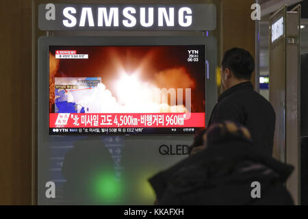 Seoul, South Korea. 29th Nov, 2017. People watch a TV screen showing a local news program reporting North Korea's missile launch at the Seoul Train Station Wednesday. North Korea abruptly ended a 10-week pause in its weapons testing by launching what the Pentagon said was an intercontinental ballistic missile, apparently its longest-range test yet, a move that will escalate already high tensions with Washington. The Korean letters read ''Fired ballistic missile.' Credit: Seung Il Ryu/ZUMA Wire/Alamy Live News Stock Photo