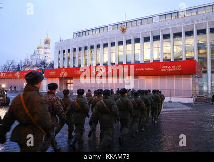 Moscow, Russia. 30th Nov, 2017. Soldiers of the Kremlin Guard marching across the Kremlin grounds in Moscow, Russia, 30 November 2017. The eight first stage groups for the FIFA 2018 Soccer World Cup will be chosen during the World Cup draw that takes place in Moscow on Friday (01 December 2017). Credit: Christian Charisius/dpa/Alamy Live News Stock Photo