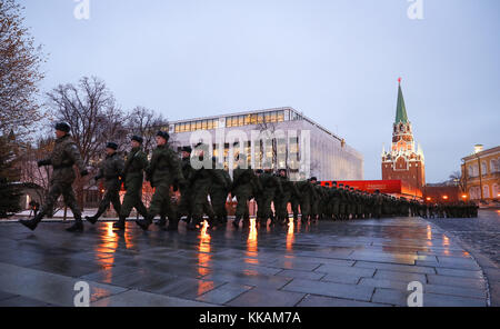 Moscow, Russia. 30th Nov, 2017. Soldiers of the Kremlin Guard marching across the Kremlin grounds in Moscow, Russia, 30 November 2017. The eight first stage groups for the FIFA 2018 Soccer World Cup will be chosen during the World Cup draw that takes place in Moscow on Friday (01 December 2017). Credit: Christian Charisius/dpa/Alamy Live News Stock Photo