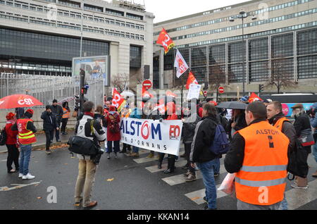 Paris, France. 30th Nov, 2017. French union members demonstrate in front of the ministry of economic affairs due to their fear of job cuts at the railway alliance of Siemens and Alstom in Paris, France, 30 November 2017. The ocmpany announced in September to join the railway business of Siemens with Alstom. The German Siemens group takes over the majority of the new business heavyweight. Credit: Sebastian Kunigkeit/dpa/Alamy Live News Stock Photo