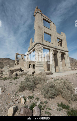 A derelict building in the abandoned town of Rhyolite, Death Valley, Nevada Stock Photo