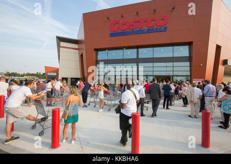 COSTCO WHOLESALE OPENING FRANCE Stock Photo