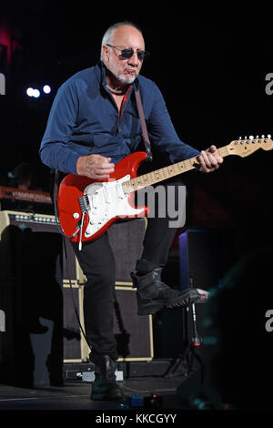 JACKSONVILLE, FL - APRIL 19: Pete Townshend of The Who performs at the Jacksonville Veterans Memorial Arena on April 19 2015 in Jacksonville, Florida  People:  Pete Townshend  Transmission Ref:  MNC5  Must call if interested Michael Storms Storms Media Group Inc. 305-632-3400 - Cell 305-513-5783 - Fax MikeStorm@aol.com Stock Photo