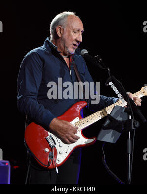 JACKSONVILLE, FL - APRIL 19: Pete Townshend of The Who performs at the Jacksonville Veterans Memorial Arena on April 19 2015 in Jacksonville, Florida  People:  Pete Townshend  Transmission Ref:  MNC5  Must call if interested Michael Storms Storms Media Group Inc. 305-632-3400 - Cell 305-513-5783 - Fax MikeStorm@aol.com Stock Photo