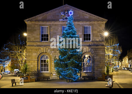 Woodstock Town Hall and Christmas Tree with lights in the early morning. Woodstock, Oxfordshire, England Stock Photo