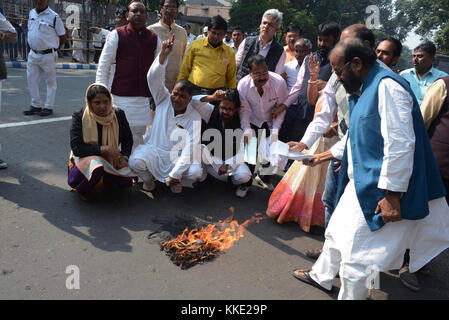 Kolkata, India. 30th Nov, 2017. Congress MLAs demonstrated against State Government in front of West Bengal State Legislative Assembly. Credit: Saikat Paul/Pacific Press/Alamy Live News Stock Photo