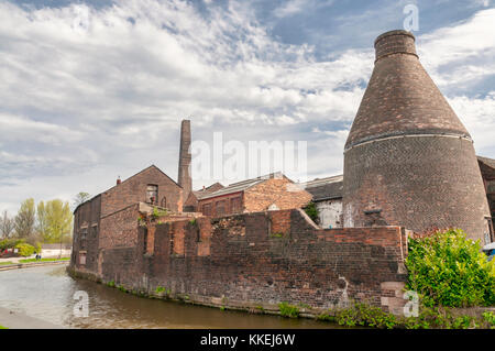 Middleport, Staffordshire, UK - April 26 2008: A Bottle Kiln at the Top Bridge Works factory, next to the Trent & Mersey canal in Middleport, Stoke-on Stock Photo