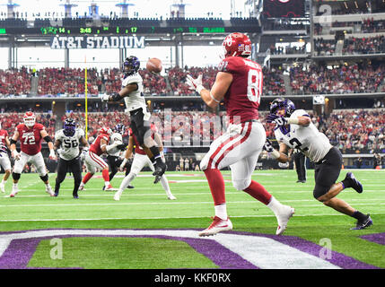 Oklahoma tight end Mark Andrews (81) lines up during the first half of ...
