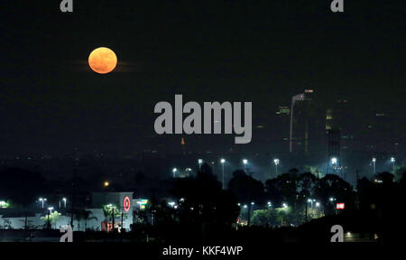 Los Angeles, USA. 3rd Dec, 2017. 'Supermoon' rises over Los Angeles, the United States, Dec. 3, 2017. Credit: Li Ying/Xinhua/Alamy Live News Stock Photo