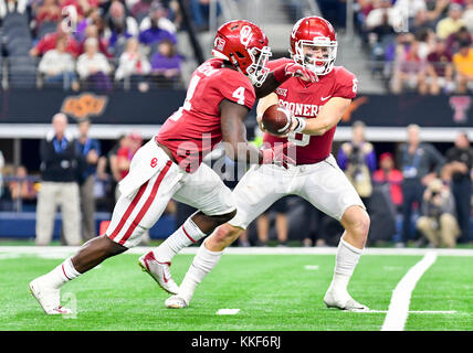 Oklahoma quarterback Baker Mayfield (6) hands off to Oklahoma running ...