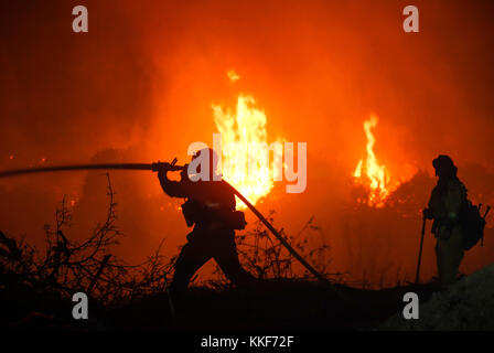 Santa Paula, USA. 5th Dec, 2017. Firefighters battle a wildfire in Santa Paula, Ventura, the United States, on Dec. 5, 2017. Fast moving brush fire exploded to more than 10,000 acres (40 square km) Monday night in Ventura County in the western U.S. state of California, threatening homes in nearby cities and leading to the death of one person. Credit: Xinhua/Alamy Live News Stock Photo