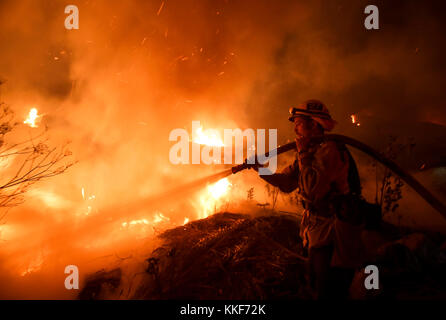 Santa Paula, USA. 5th Dec, 2017. A firefighter battles a wildfire in Santa Paula, Ventura, the United States, on Dec. 5, 2017. Fast moving brush fire exploded to more than 10,000 acres (40 square km) Monday night in Ventura County in the western U.S. state of California, threatening homes in nearby cities and leading to the death of one person. Credit: Xinhua/Alamy Live News Stock Photo