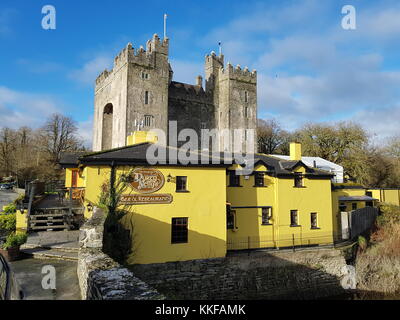 Bunratty Castle and Durty Nelly's Irish Pub, Ireland - Nov 30th 2017: Beautiful view of Ireland's most famous Castle and Irish Pub in County Clare. Fa Stock Photo