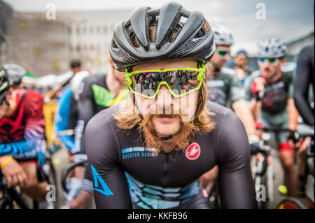 Cyclist at the  RedHook cycle race, London Greenwich Peninsula getting ready for start of the race, wearing Oakley jawbones sunglasses, cycling vibe Stock Photo